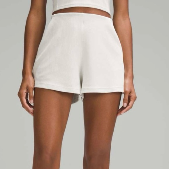 Lululemon Ribbed Softstreme High-Rise
Short 2"
Bone
Size 8 - Picture 3 of 7